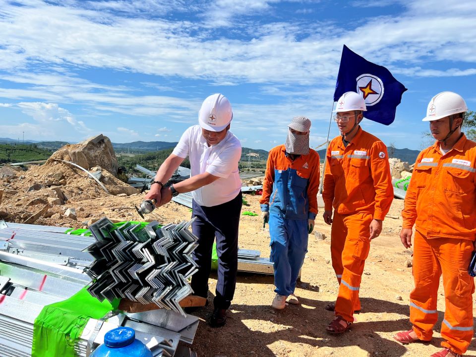 Đội xung kích PC Sơn La tham gia cùng EVNNPC hỗ trợ Dự án đường dây 500kV mạch 3 Quảng Trạch - Phố Nối